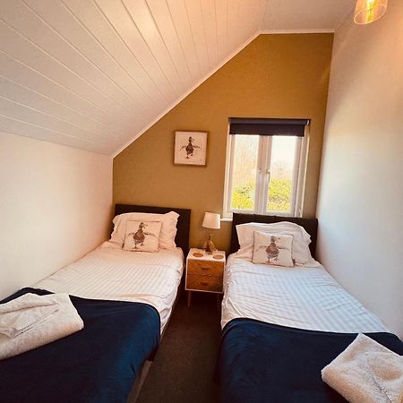 Cotswolds Lakeside Lodge - Nesbitt'S Nest Саут-Керни Экстерьер фото